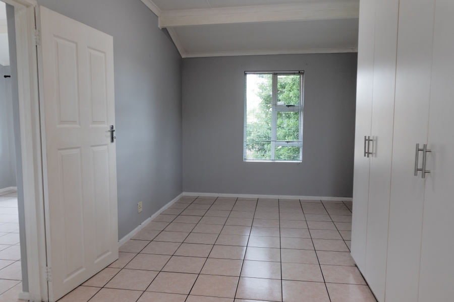 1 Bedroom Property for Sale in Oakglen Western Cape